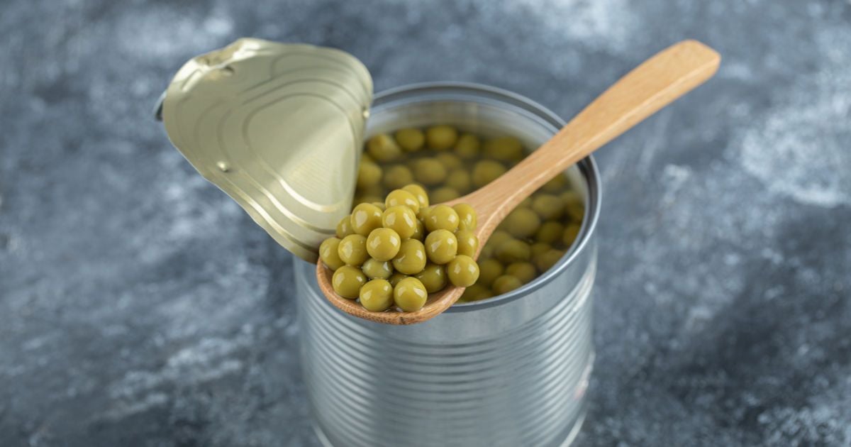 Почему нельзя сливать жидкость из консервированного горошка.