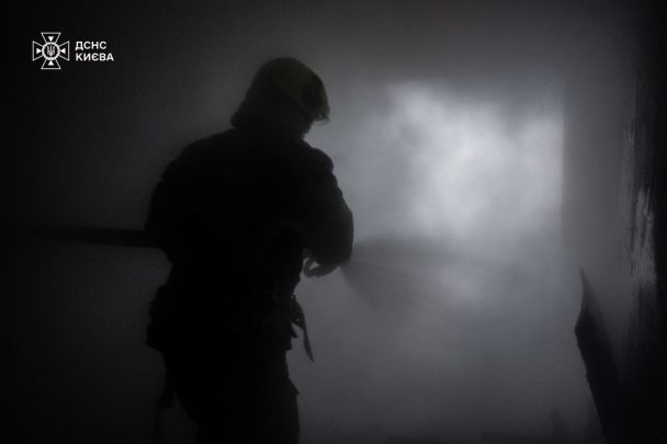 Фото з місця пожежі у квартирі на вулиці Романа Ратушного в Києві / © Управління ДСНС Києва