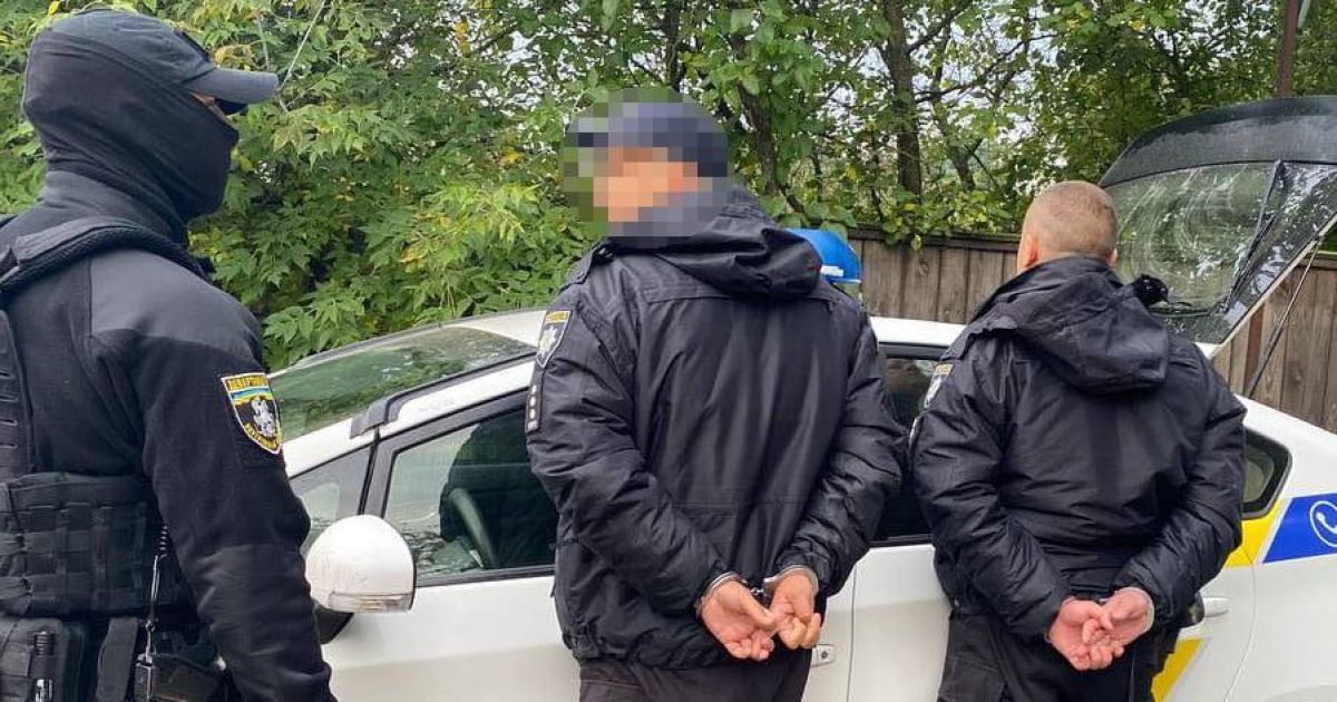 Такса — от 300 до 500 долларов США: двое копов задержаны за систематическое вымогательство взяток с водителей (фото)