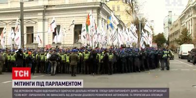 Новости Украины: предприниматели-митингующие несколько раз пытались перекрыть улицу возле парламента