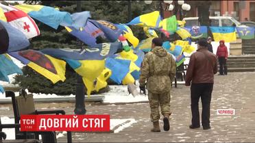 Військові волонтери привезли експозицію із бойових прапорів до Чернівців