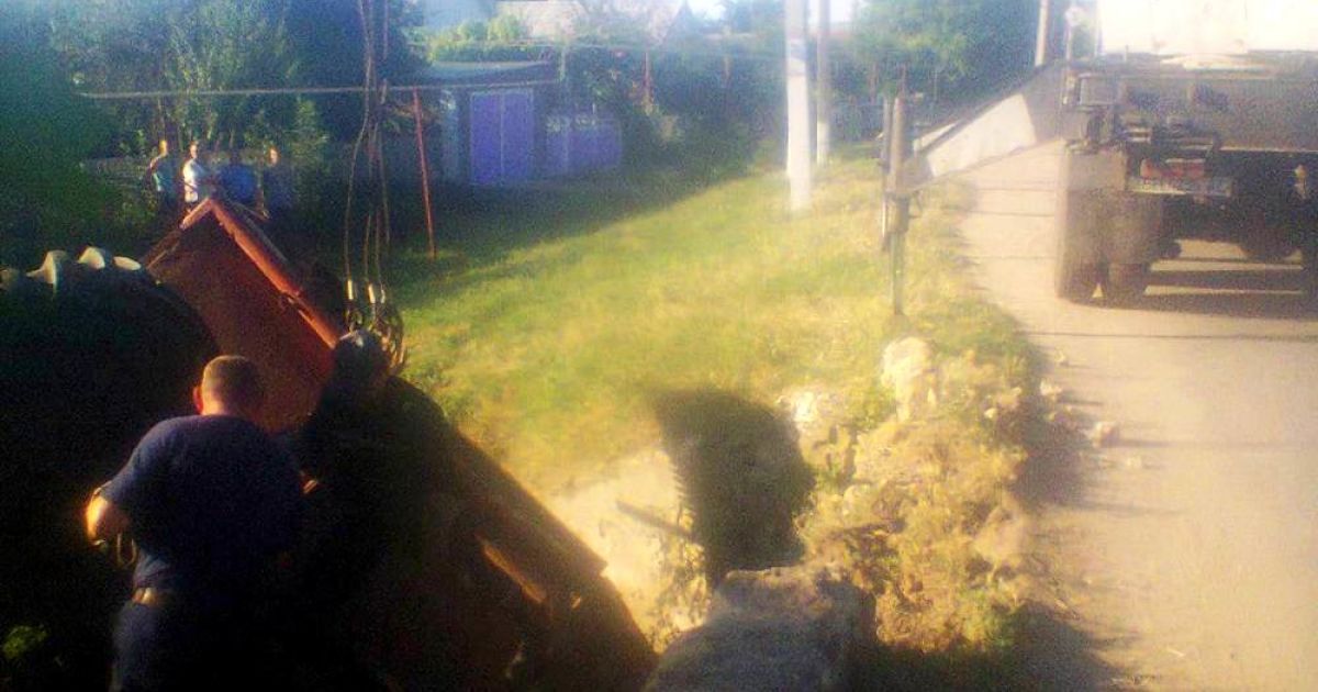 Моторошна ДТП на Одещині: комбайн перекинувся з моста, є загиблі