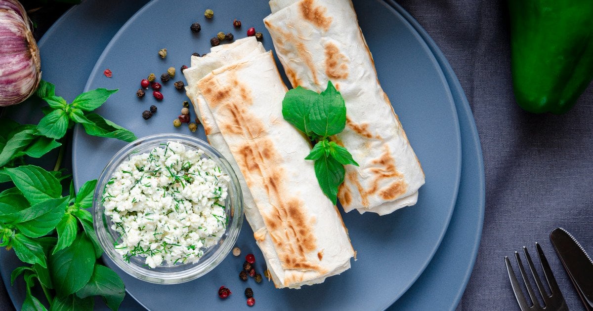 Лаваш із бринзою та зеленню на сковороді