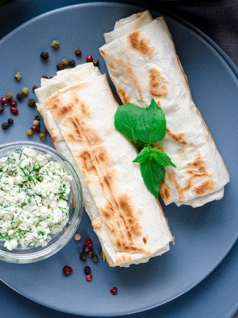 Лаваш із бринзою та зеленню на сковороді