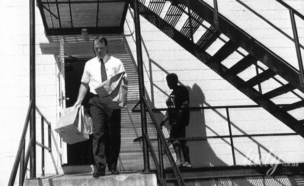 23 липня 1991 року, поліцейські вилучають сумки з речовими доказами з квартири Дамера, де були знайдені частини тіл / © Associated Press