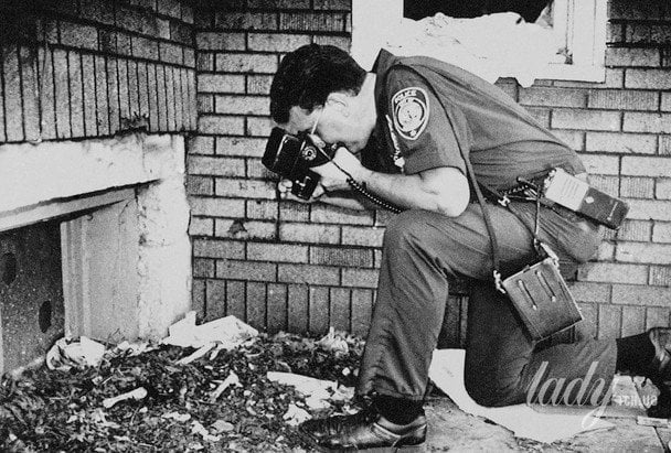 Поліцейський Мілуокі фотографує кістки, знайдені на провулку за багатоквартирним будинком, у вівторок, 23 липня 1991 року, де поліція виявила кілька частин тіла в сусідній квартирі Дамера / © Associated Press