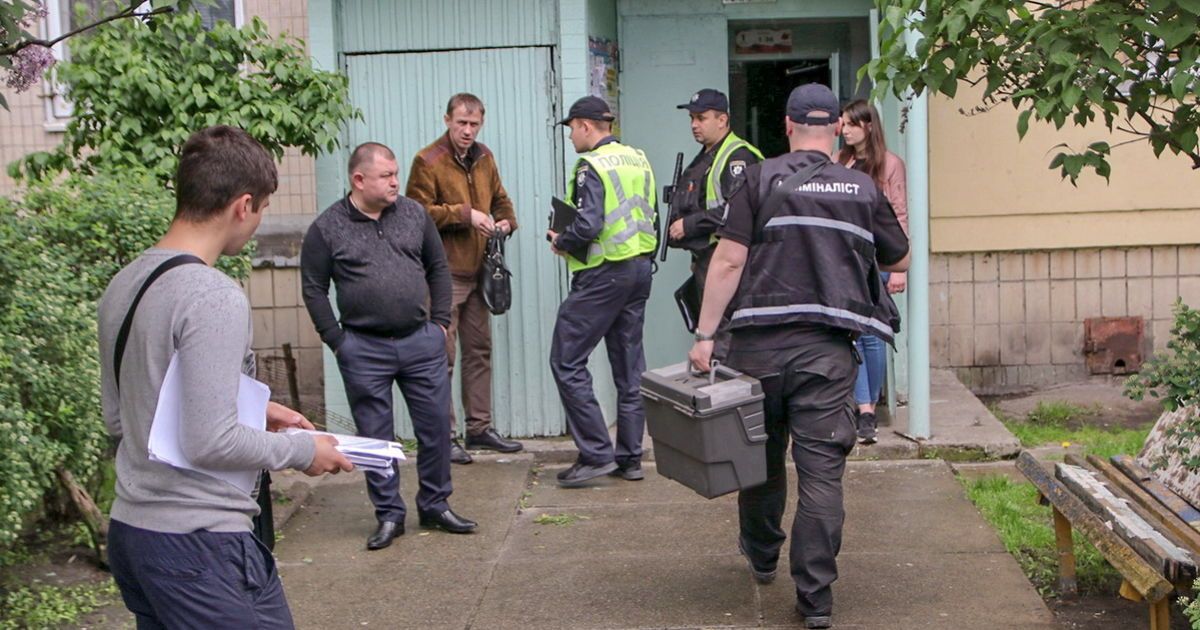 У квартирі в Києві знайшли мертве подружжя. Їхня дворічна дитина ледь дихала