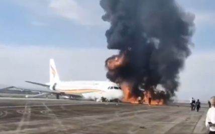 В Китае во время неудачного взлета в аэропорту вспыхнул самолет: есть пострадавшие (видео)