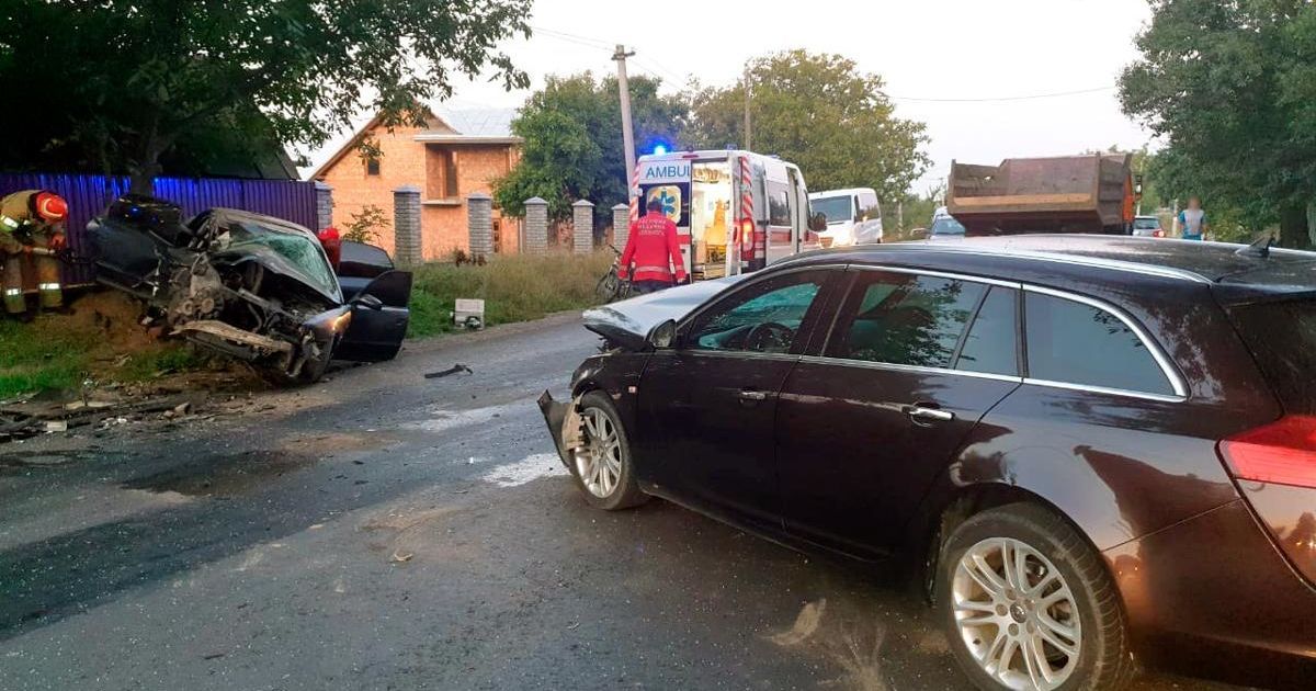 На Буковині 28-річний митник вчинив смертельну ДТП і втік: серед загиблих 21-річна дівчина (фото)