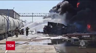 У російському Омську неймовірно палає нафтобаза!