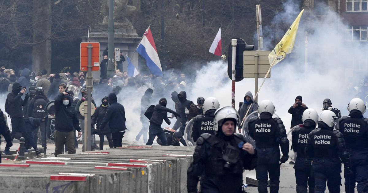 В Бельгии митинг против COVID-ограничений разогнали с помощью водометов и слезоточивого газа