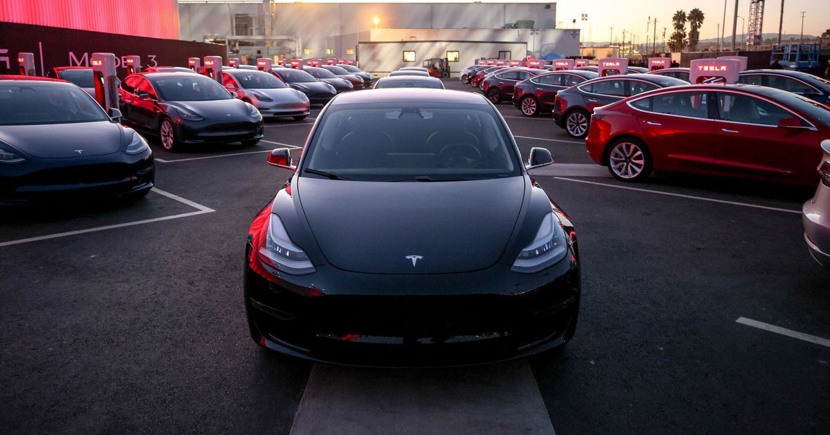 Tesla показала model 3 на суворих зимових випробуваннях
