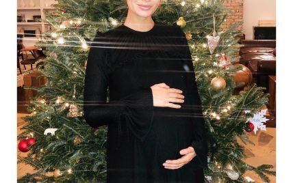 У чорній міні-сукні: вагітна Лілі Олдрідж привітала шанувальників з Днем подяки