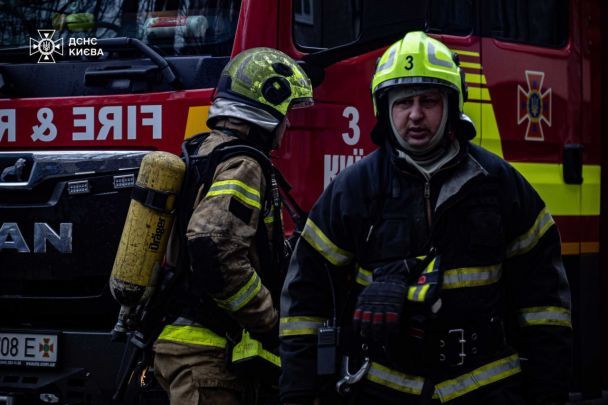 Фото з місця пожежі у квартирі на вулиці Романа Ратушного в Києві / © Управління ДСНС Києва