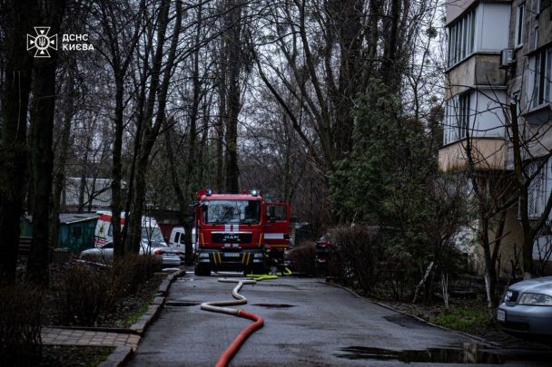 Фото з місця пожежі у квартирі на вулиці Романа Ратушного в Києві / © Управління ДСНС Києва