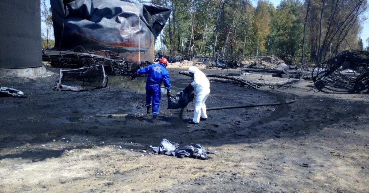 На нефтебазе под Киевом продолжают ликвидировать последствия масштабного пожара