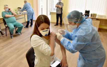 Вакцинация от коронавируса: в Минздраве сообщили, сколько сделали прививок