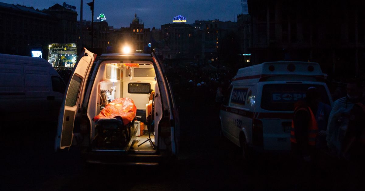 В Киеве прорвало теплотрассу и залило кипятком магазин, в котором едва не погибли три человека