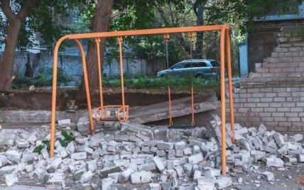 Кирпичом завалило качели: в Днепре на детскую площадку обрушилась стена здания