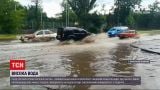 Новини України: у Херсоні через рясний дощ вода переливалась через бордюри на дорогах