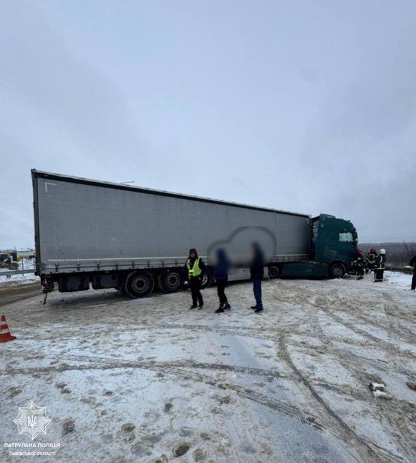 Дорожньо-транспортна пригода сталася у селищі Краковець Яворівського району. / © Патрульна поліція Львівської області у Telegram