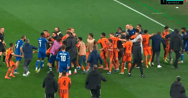 Сутичка між гравцями "Шахтаря" і "Леха" / скриншот трансляції MEGOGO