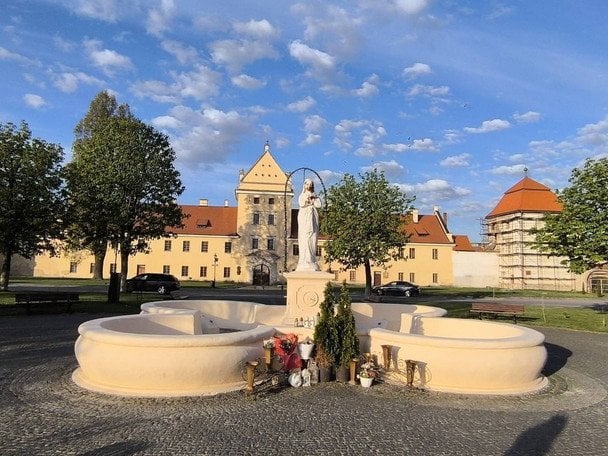 Забруднена фігура Матері Божої у Жовкві / © із соцмереж