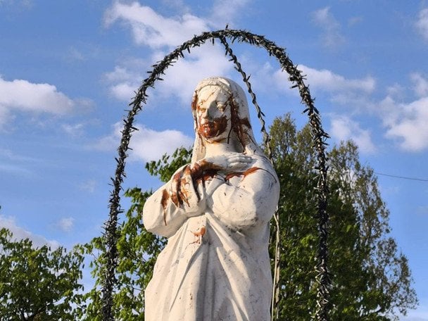Забруднена фігура Матері Божої у Жовкві / © із соцмереж