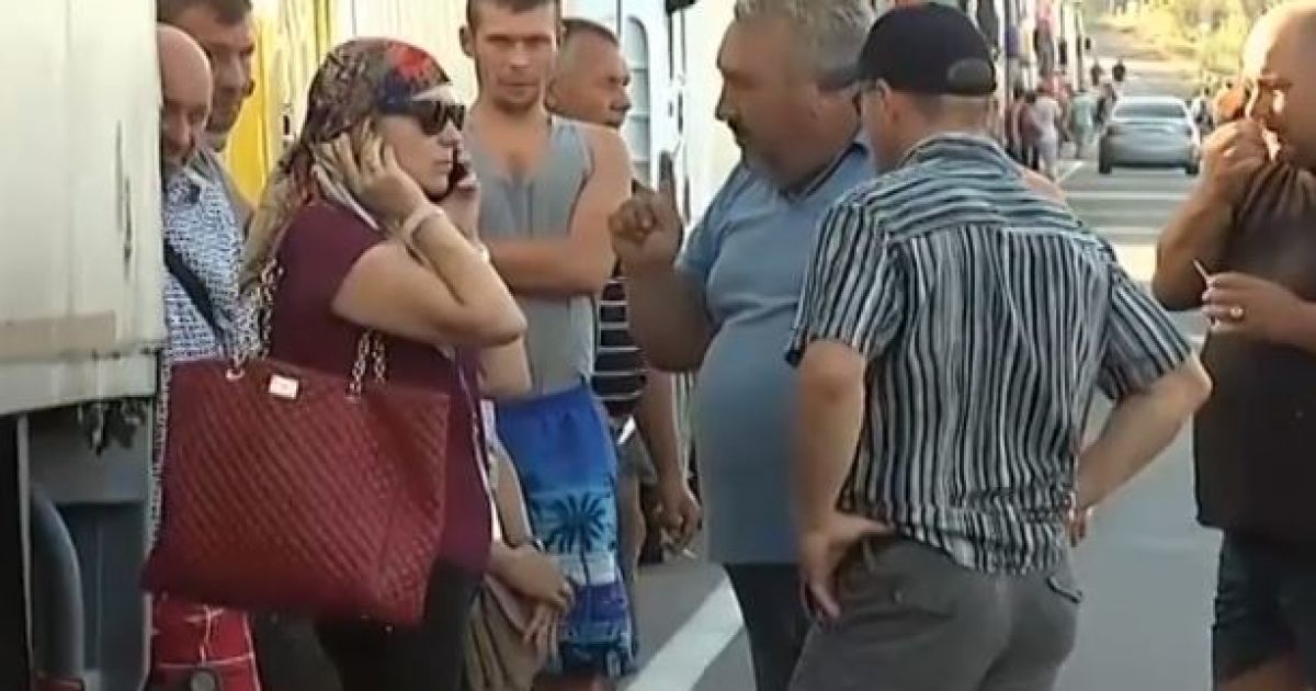 Сотни грузовиков стоят у границы с оккупированным Крымом
