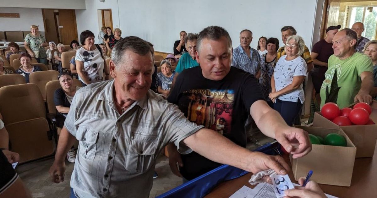 В Первомайском методом жеребьевки выбирают лифт, который отремонтируют на средства городского бюджета/Фото: Первомайский горсовет Харьковщины