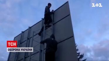 У Рівненській області юнаки знімають дорожні знаки