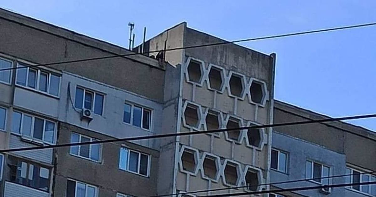 Сидів на даху 16-поверхового будинку: у Києві підліток намагався скоїти самогубство / © Facebook / Патрульна поліція Києва