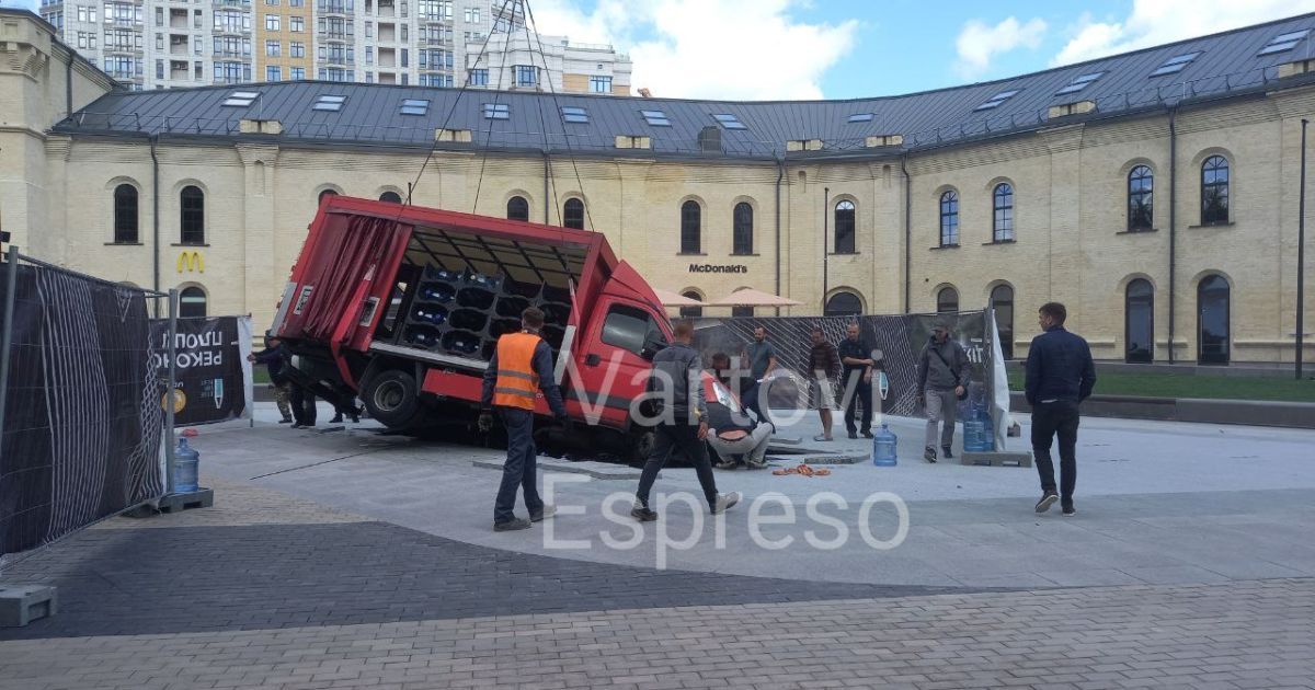 У Києві на Арсенальній вантажівка провалилася під землю