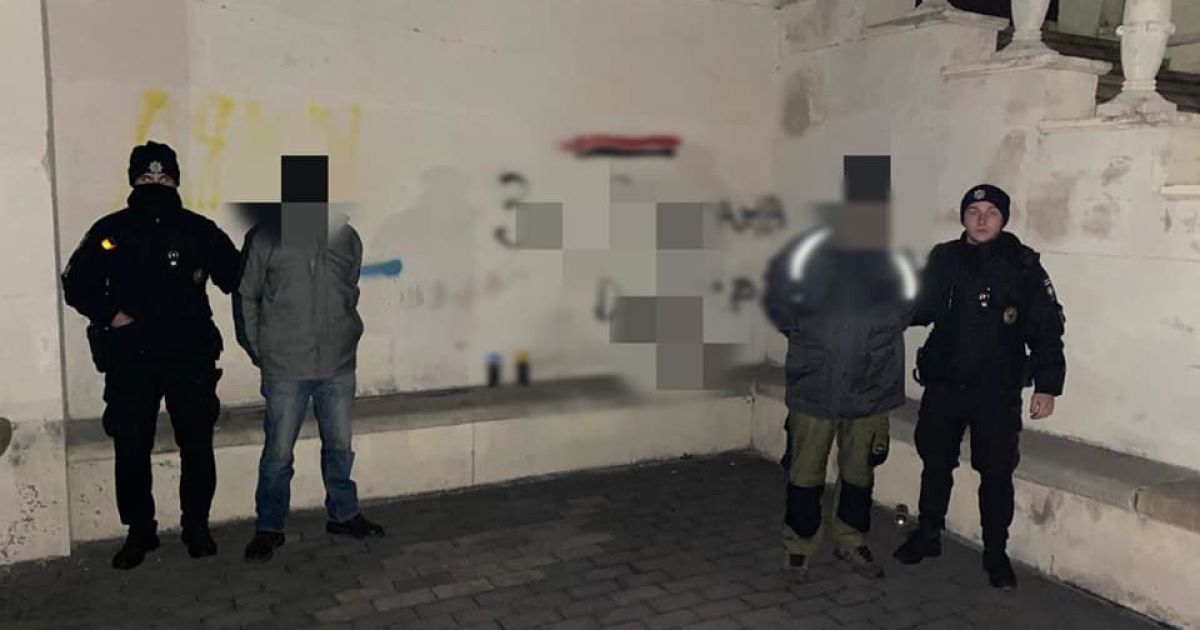 "За Степана Бендер": у Львові затримали провокаторів, які розмалювали польське військове кладовище (фото)