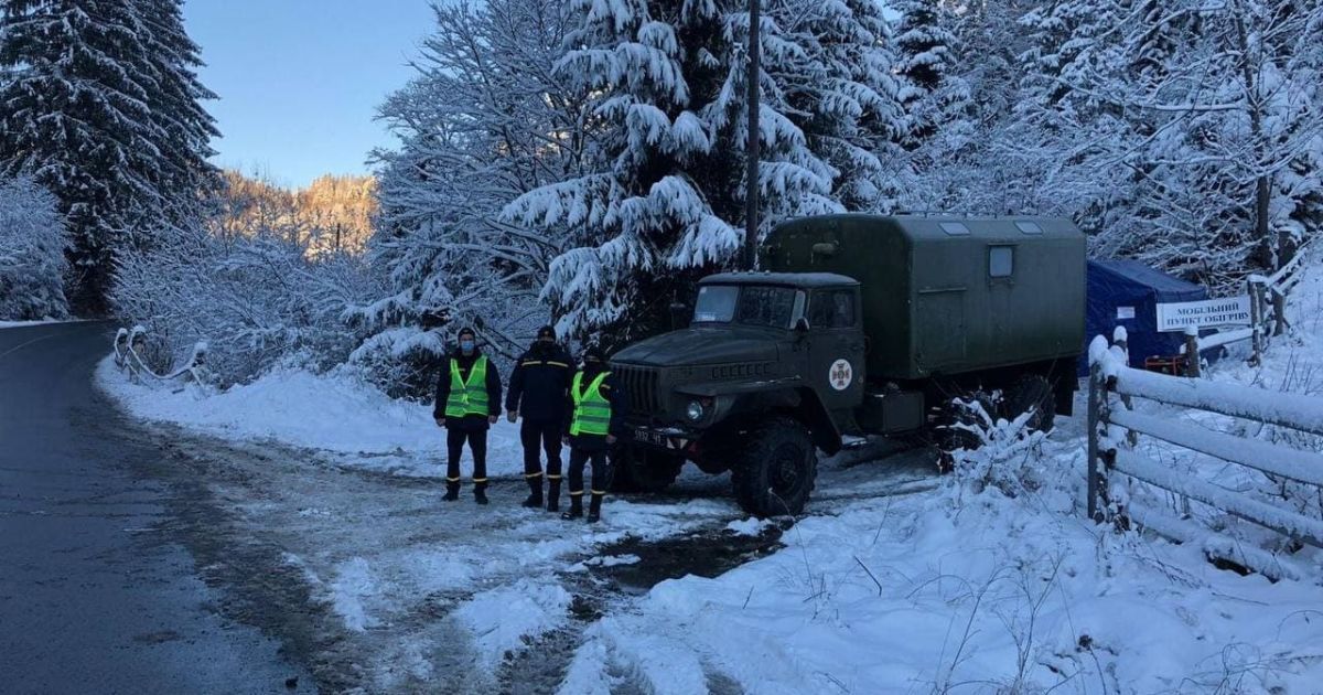 Мороз и снег в Украине: в Карпатах развернули пункты обогрева, а на дорогах Ровенщины дежурят экстренные службы (фото)