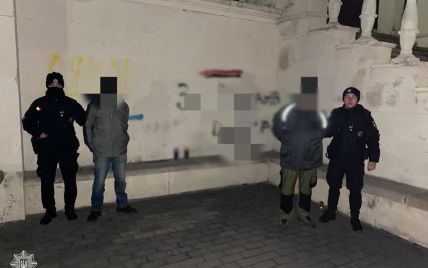 "За Степана Бендер": во Львове задержали провокаторов, разрисовавших польское военное кладбище (фото)