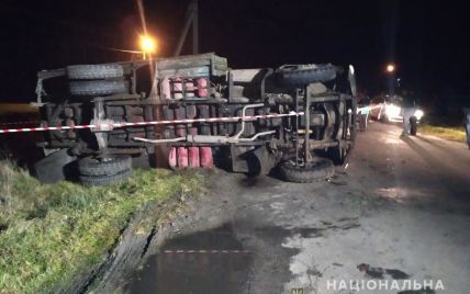 На Сумщині п'яний водій перекинувся на вантажівці: один юнак загинув, ще двоє підлітків травмовані