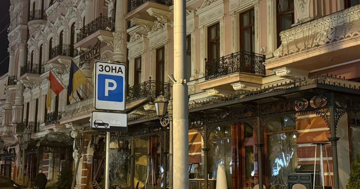 Ракетный удар повредил гостиницу "Бристоль" в Одессе.