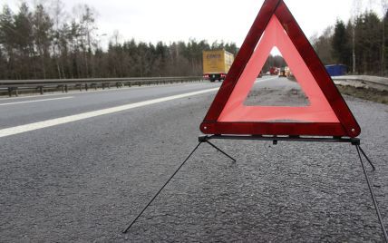 У Львівській області перекинулася вантажівка з причепом, водія госпіталізували