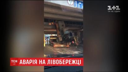 На Левобережной эвакуатор не рассчитал габаритную высоту и повредил мост метро