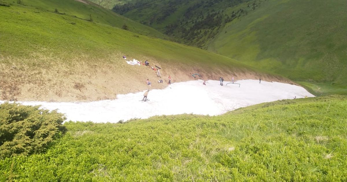 Утворився "сніговий язик": у Карпатах туристи в червні катаються на лижах у шортах та купальниках