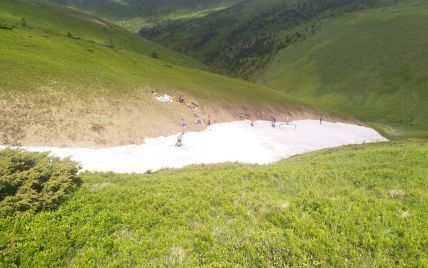 Утворився "сніговий язик": у Карпатах туристи в червні катаються на лижах у шортах та купальниках
