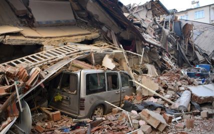 В Турции и Сирии в результате мощного землетрясения погибли более трех тысяч человек