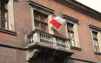 У Львові під час святкової лінійки у польського дипломата жбурнули каменем