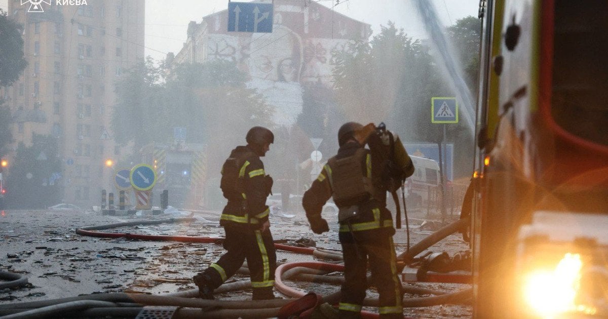Рятувальники ліквідовують наслідки атаки
