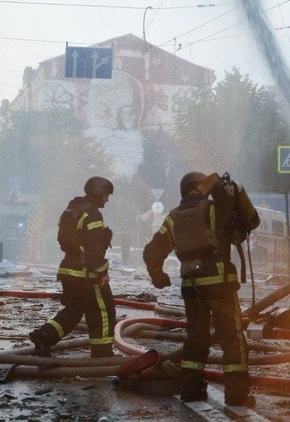 Спасатели ликвидируют последствия атаки