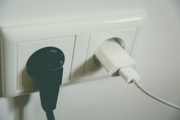 Можно ли оставлять зарядное устройство в розетке без телефона: что будет со светом