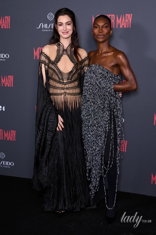 Енн Гетевей у Iris van Herpen і Мікаела Коел в LOEWE / © Associated Press