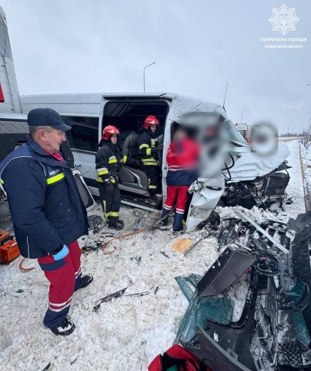 Внаслідок зіткнення мікроавтобуса й вантажівки загинула одна людина, п’ять осіб отримали травми.  / © Патрульна поліція Львівської області у Telegram