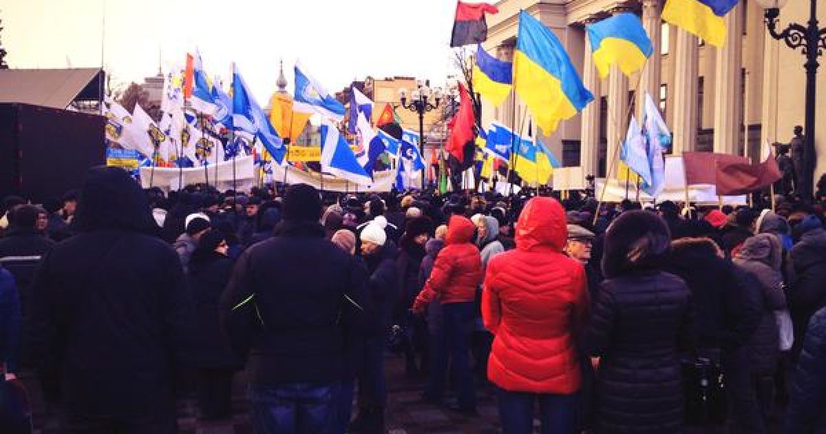 Около тысячи митингующих собрались возле Рады
